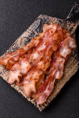 Kızarmış domuz pastırması, İngiliz kahvaltısı için domuz rostosu. Sabah sofrası için kızarmış pastırma.
