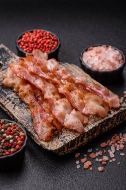 Kızarmış domuz pastırması, İngiliz kahvaltısı için domuz rostosu. Sabah sofrası için kızarmış pastırma.