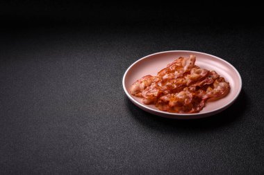 Kızarmış domuz pastırması, İngiliz kahvaltısı için domuz rostosu. Sabah sofrası için kızarmış pastırma.