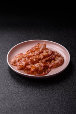 Kızarmış domuz pastırması, İngiliz kahvaltısı için domuz rostosu. Sabah sofrası için kızarmış pastırma.