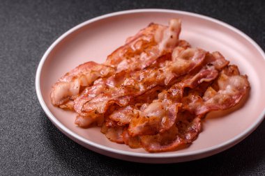 Kızarmış domuz pastırması, İngiliz kahvaltısı için domuz rostosu. Sabah sofrası için kızarmış pastırma.