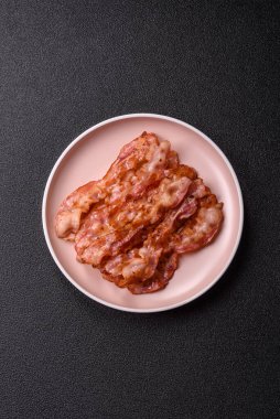 Kızarmış domuz pastırması, İngiliz kahvaltısı için domuz rostosu. Sabah sofrası için kızarmış pastırma.