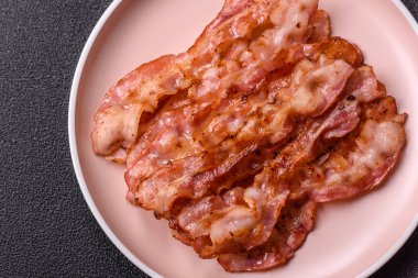 Kızarmış domuz pastırması, İngiliz kahvaltısı için domuz rostosu. Sabah sofrası için kızarmış pastırma.