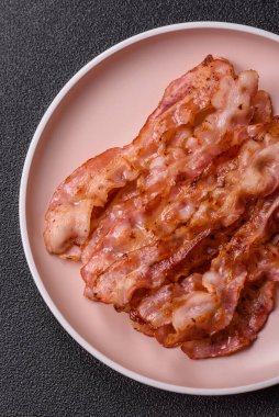 Kızarmış domuz pastırması, İngiliz kahvaltısı için domuz rostosu. Sabah sofrası için kızarmış pastırma.