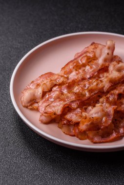 Kızarmış domuz pastırması, İngiliz kahvaltısı için domuz rostosu. Sabah sofrası için kızarmış pastırma.