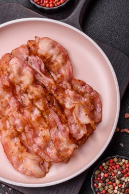 Kızarmış domuz pastırması, İngiliz kahvaltısı için domuz rostosu. Sabah sofrası için kızarmış pastırma.