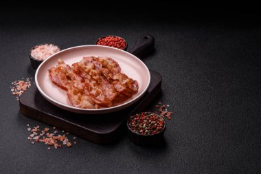 Kızarmış domuz pastırması, İngiliz kahvaltısı için domuz rostosu. Sabah sofrası için kızarmış pastırma.