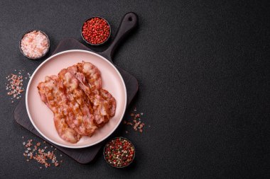 Kızarmış domuz pastırması, İngiliz kahvaltısı için domuz rostosu. Sabah sofrası için kızarmış pastırma.