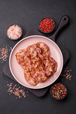 Kızarmış domuz pastırması, İngiliz kahvaltısı için domuz rostosu. Sabah sofrası için kızarmış pastırma.