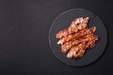 Kızarmış domuz pastırması, İngiliz kahvaltısı için domuz rostosu. Sabah sofrası için kızarmış pastırma.