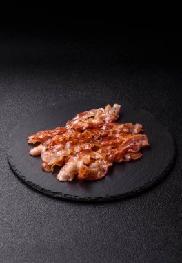 Kızarmış domuz pastırması, İngiliz kahvaltısı için domuz rostosu. Sabah sofrası için kızarmış pastırma.