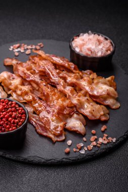 Kızarmış domuz pastırması, İngiliz kahvaltısı için domuz rostosu. Sabah sofrası için kızarmış pastırma.