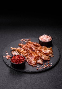 Kızarmış domuz pastırması, İngiliz kahvaltısı için domuz rostosu. Sabah sofrası için kızarmış pastırma.