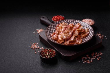 Kızarmış domuz pastırması, İngiliz kahvaltısı için domuz rostosu. Sabah sofrası için kızarmış pastırma.