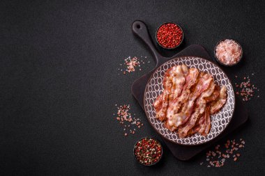 Kızarmış domuz pastırması, İngiliz kahvaltısı için domuz rostosu. Sabah sofrası için kızarmış pastırma.