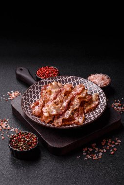 Kızarmış domuz pastırması, İngiliz kahvaltısı için domuz rostosu. Sabah sofrası için kızarmış pastırma.