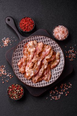 Kızarmış domuz pastırması, İngiliz kahvaltısı için domuz rostosu. Sabah sofrası için kızarmış pastırma.