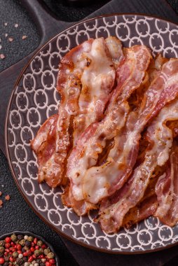Kızarmış domuz pastırması, İngiliz kahvaltısı için domuz rostosu. Sabah sofrası için kızarmış pastırma.