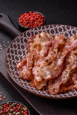 Kızarmış domuz pastırması, İngiliz kahvaltısı için domuz rostosu. Sabah sofrası için kızarmış pastırma.