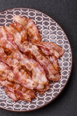 Kızarmış domuz pastırması, İngiliz kahvaltısı için domuz rostosu. Sabah sofrası için kızarmış pastırma.