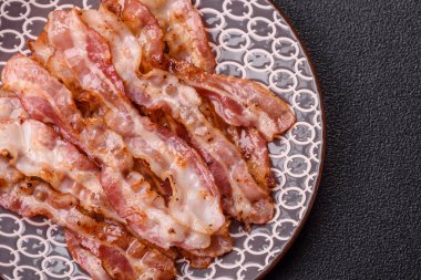 Kızarmış domuz pastırması, İngiliz kahvaltısı için domuz rostosu. Sabah sofrası için kızarmış pastırma.
