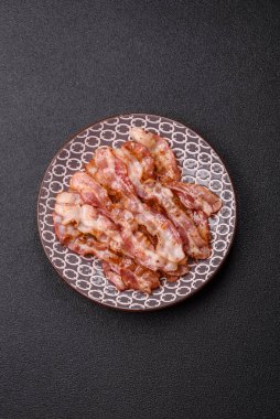 Kızarmış domuz pastırması, İngiliz kahvaltısı için domuz rostosu. Sabah sofrası için kızarmış pastırma.