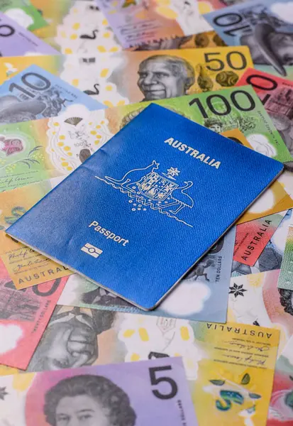 Seyahat etmek, uçmak ve iş yapmak için Avustralya pasaportu. Avustralya belgesi, sınırı geçmek için kimlik