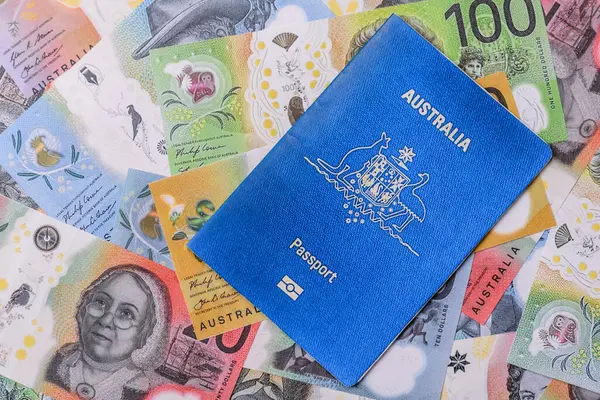 Seyahat etmek, uçmak ve iş yapmak için Avustralya pasaportu. Avustralya belgesi, sınırı geçmek için kimlik