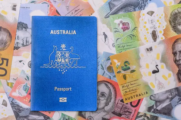 Seyahat etmek, uçmak ve iş yapmak için Avustralya pasaportu. Avustralya belgesi, sınırı geçmek için kimlik