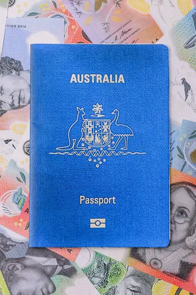 Seyahat etmek, uçmak ve iş yapmak için Avustralya pasaportu. Avustralya belgesi, sınırı geçmek için kimlik