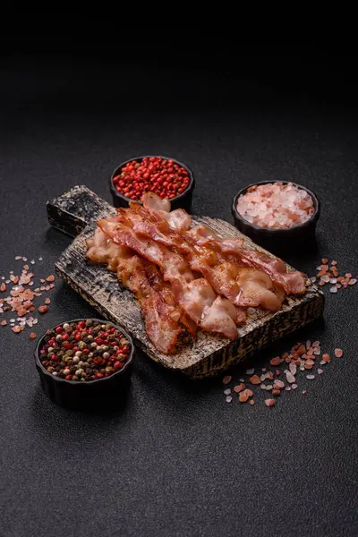 Kızarmış domuz pastırması, İngiliz kahvaltısı için domuz rostosu. Sabah sofrası için kızarmış pastırma.