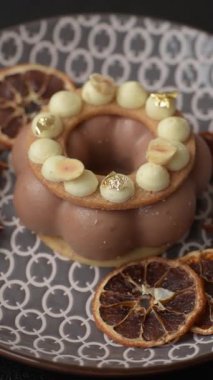 Yuvarlak çikolatalı turta ya da kremalı turta. Doğum günü ya da düğün tatlısı.