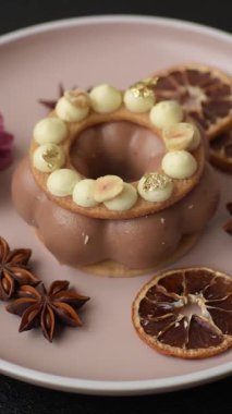 Yuvarlak çikolatalı turta ya da kremalı turta. Doğum günü ya da düğün tatlısı.