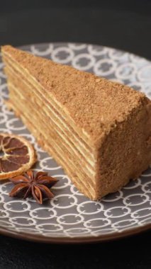 Bir dilim ballı kek ya da balkabağı, havuç ve kremalı turta, yemek masası için vejetaryen tatlısı.