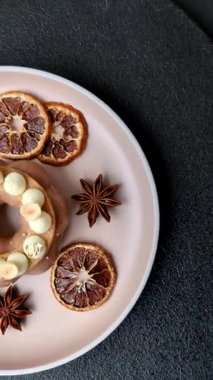 Yuvarlak çikolatalı turta ya da kremalı turta. Doğum günü ya da düğün tatlısı.