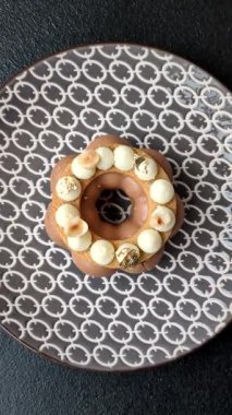 Yuvarlak çikolatalı turta ya da kremalı turta. Doğum günü ya da düğün tatlısı.