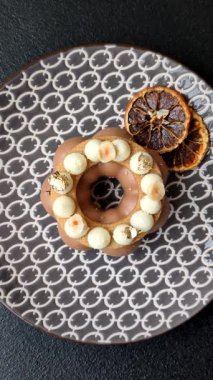 Yuvarlak çikolatalı turta ya da kremalı turta. Doğum günü ya da düğün tatlısı.