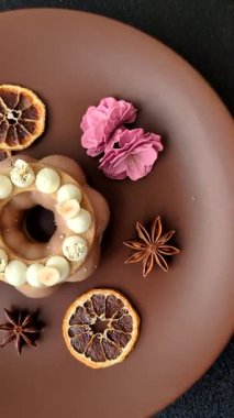 Yuvarlak çikolatalı turta ya da kremalı turta. Doğum günü ya da düğün tatlısı.