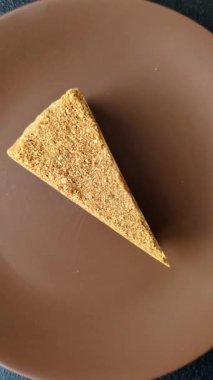 Bir dilim ballı kek ya da balkabağı, havuç ve kremalı turta, yemek masası için vejetaryen tatlısı.