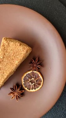 Bir dilim ballı kek ya da balkabağı, havuç ve kremalı turta, yemek masası için vejetaryen tatlısı.