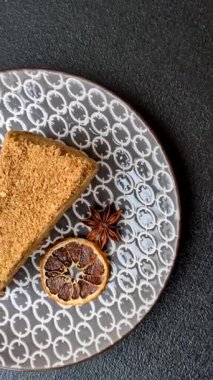 Bir dilim ballı kek ya da balkabağı, havuç ve kremalı turta, yemek masası için vejetaryen tatlısı.