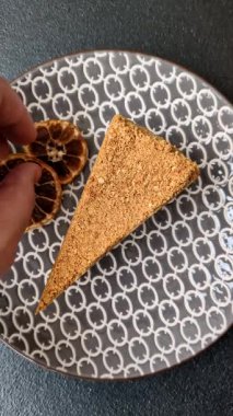 Bir dilim ballı kek ya da balkabağı, havuç ve kremalı turta, yemek masası için vejetaryen tatlısı.