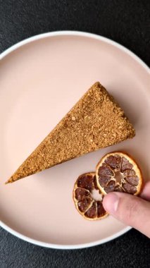 Bir dilim ballı kek ya da balkabağı, havuç ve kremalı turta, yemek masası için vejetaryen tatlısı.