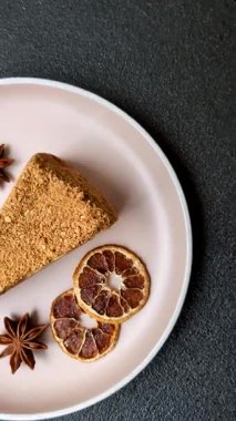 Bir dilim ballı kek ya da balkabağı, havuç ve kremalı turta, yemek masası için vejetaryen tatlısı.