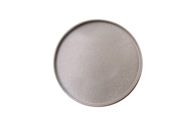 Tek renkli kahverengi arka planda boş seramik plaka. Yemek masasında çatal bıçak takımı olan boş bir tabak.