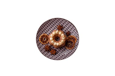 Yuvarlak çikolatalı turta ya da kremalı turta. Doğum günü ya da düğün tatlısı.