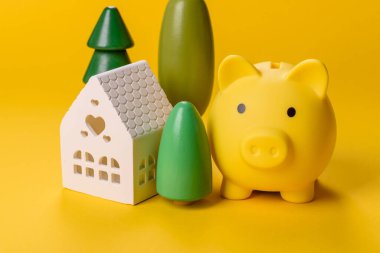 Ev, gayrimenkul yatırımı ya da mülkle ilgili kavramsal geçmiş. Birikimlerle bir ev almak.