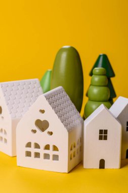 Ev, gayrimenkul yatırımı ya da mülkle ilgili kavramsal geçmiş. Birikimlerle bir ev almak.