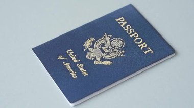 Seyahat, uçmak ve iş yapmak için ABD pasaportu. ABD belgesi, sınırı geçmek için kimlik
