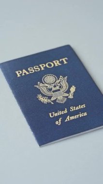 Seyahat, uçmak ve iş yapmak için ABD pasaportu. ABD belgesi, sınırı geçmek için kimlik